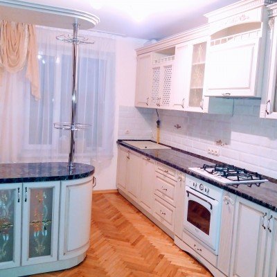 Класична біла кухня з барною стійкою (міні-бар) №8