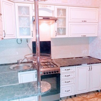 Велика класична кутова біла кухня з барною стійкою №10